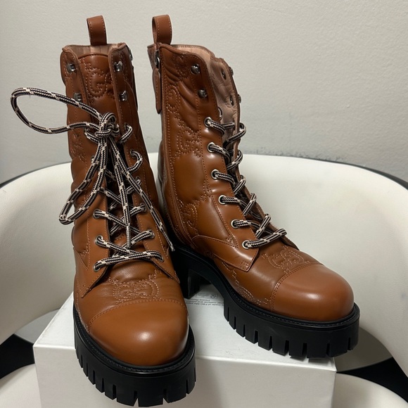 GUCCI GG LOGO LEATHER COMBAT BOOTS, TAN WOMEN’S LACE-UP ANKLE BOOTS WITH GG - Picture 14 of 17